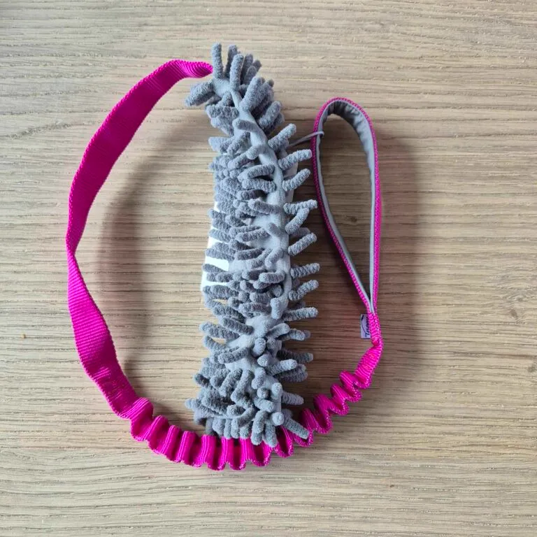 Tuggy - Noppy tug met bungee (Small (60cm))